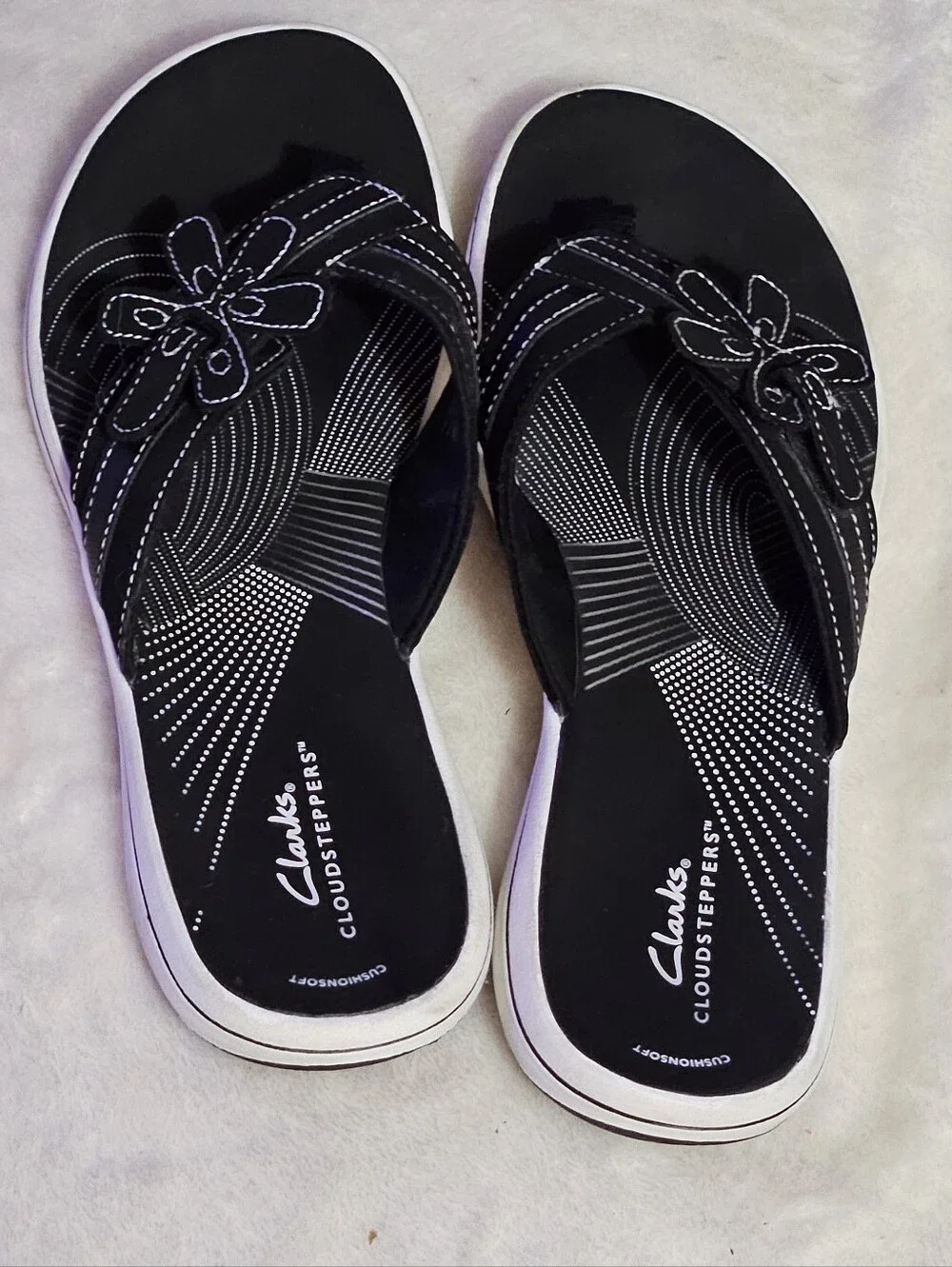 Clarks Black Floral Strap Cloudsteppers Sandals w/ Flower Detail EUC Sz 10